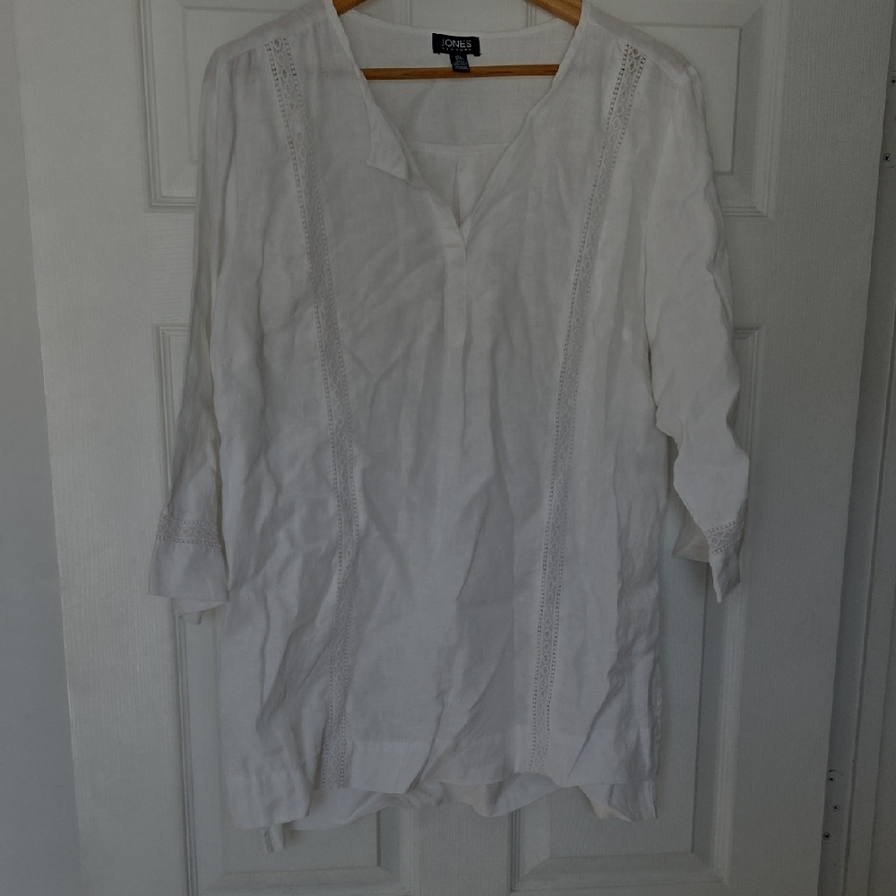 Jones New York White Linen Tunic with Delicate Lace Embellishments